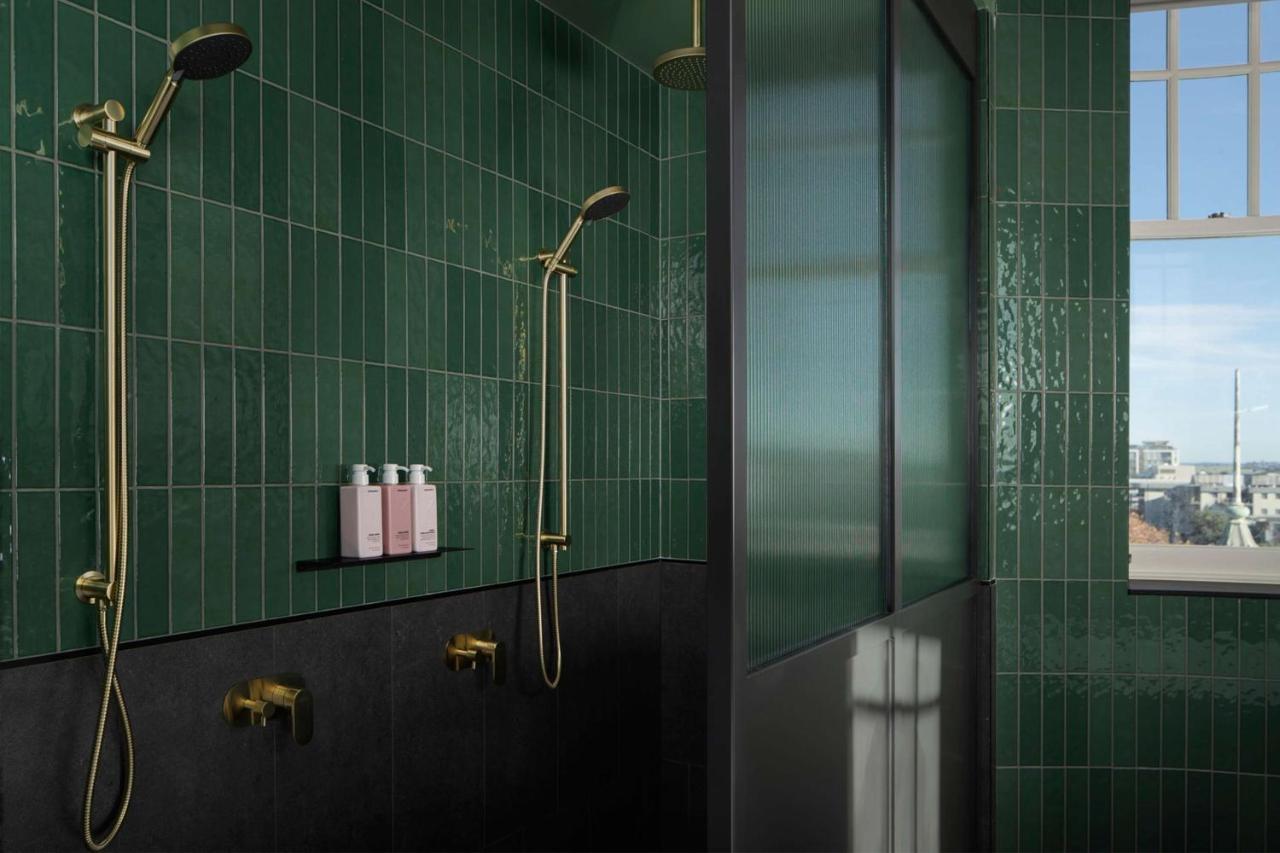 Qt Newcastle Hotel Ngoại thất bức ảnh Bathroom with shower