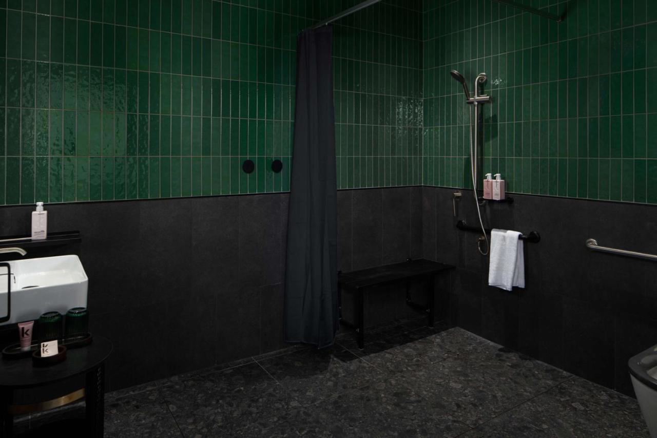 Qt Newcastle Hotel Ngoại thất bức ảnh A shower with a shower curtain