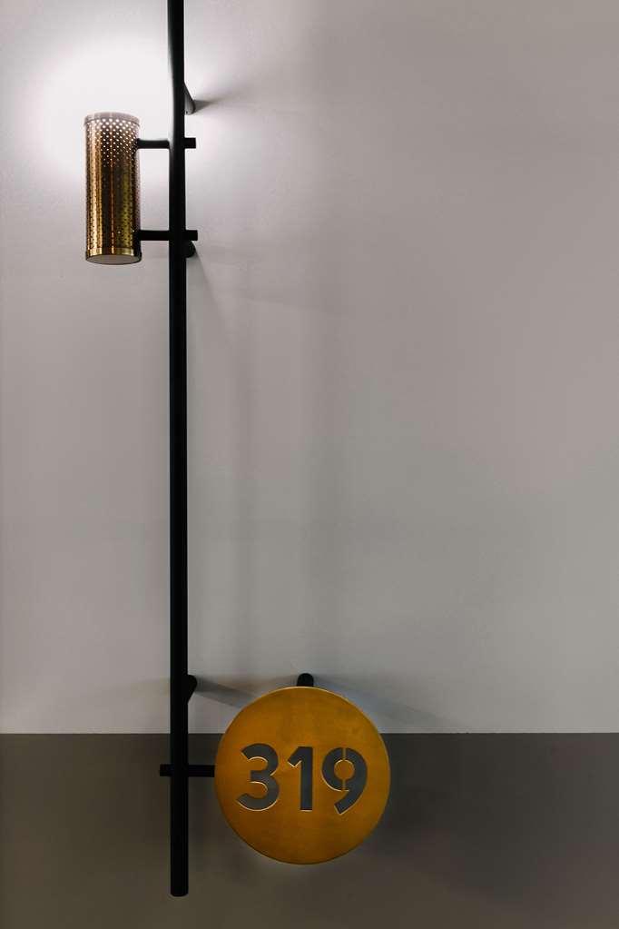 Qt Newcastle Hotel Phòng bức ảnh A candle clock