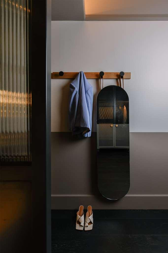 Qt Newcastle Hotel Phòng bức ảnh A coat rack