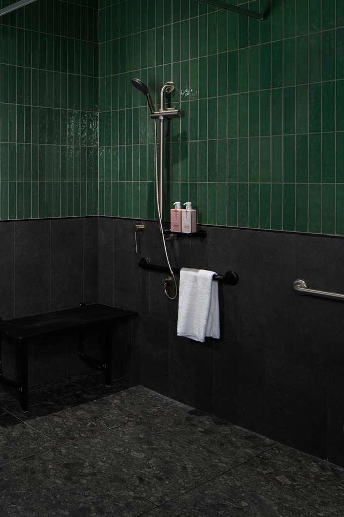 Qt Newcastle Hotel Ngoại thất bức ảnh A shower in a Japanese onsen