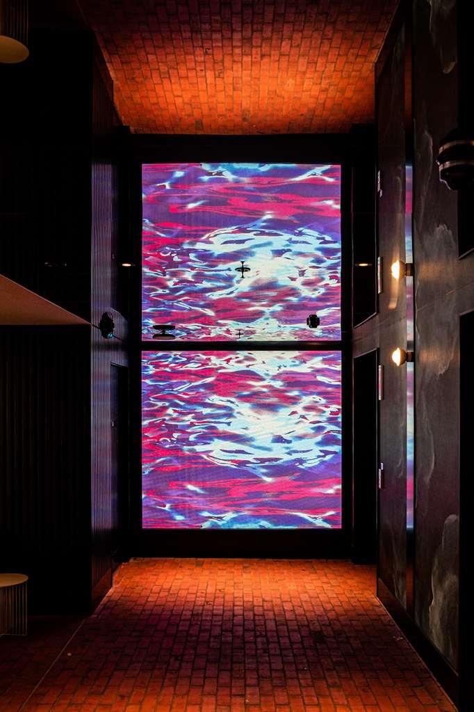 Qt Newcastle Hotel Nội địa bức ảnh The 10-metre-high (33 ft) glass wall in the foyer